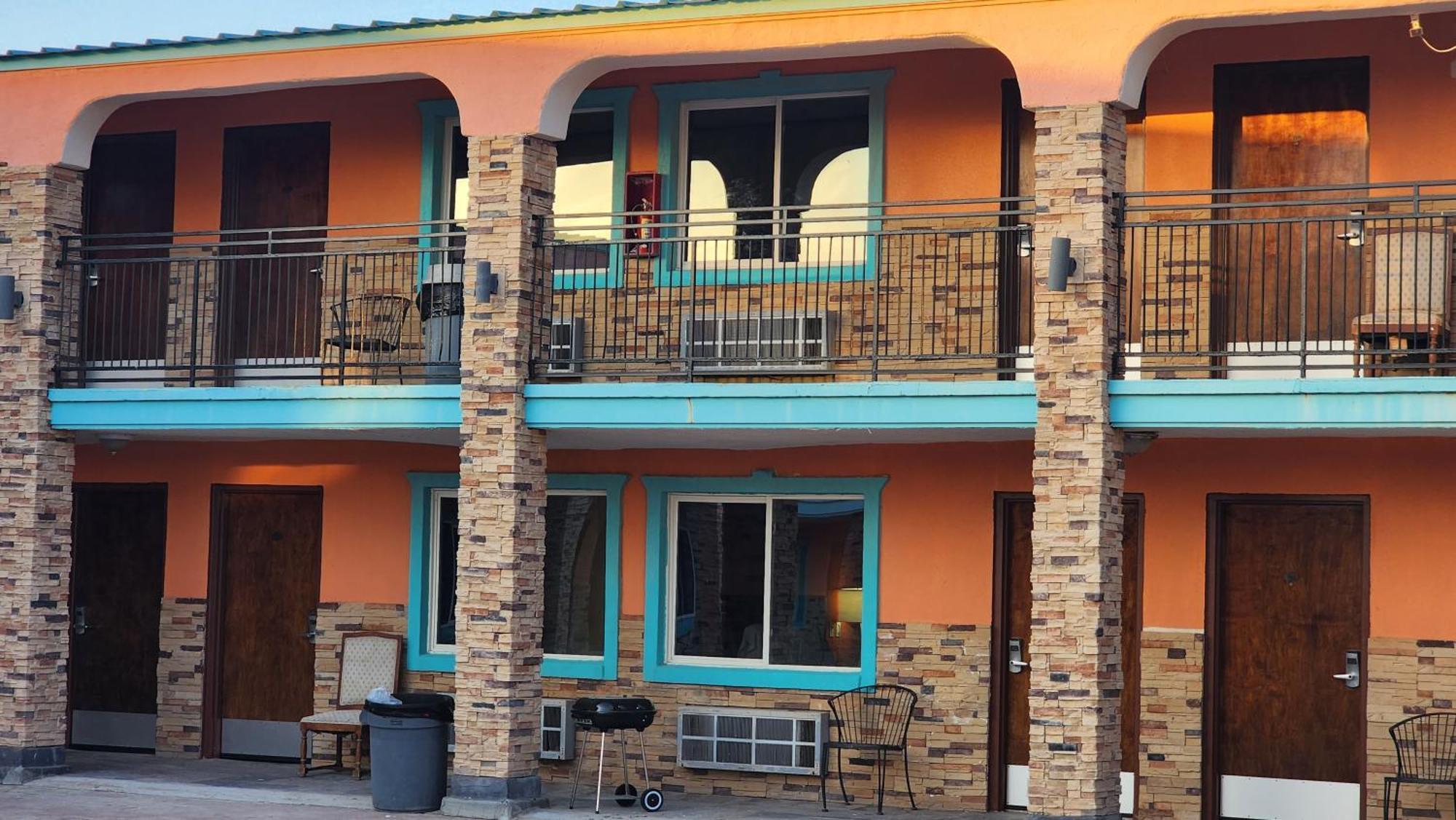 B&J Hotel And Apartments Pecos Esterno foto